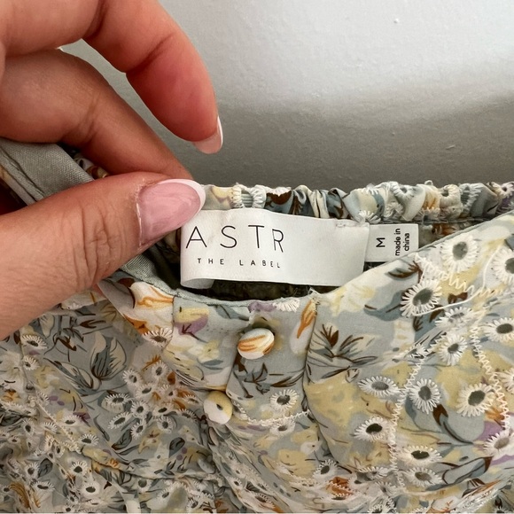 ASTR the Label Midsummer Tiered Floral Dress Size M - Picture 4 of 11